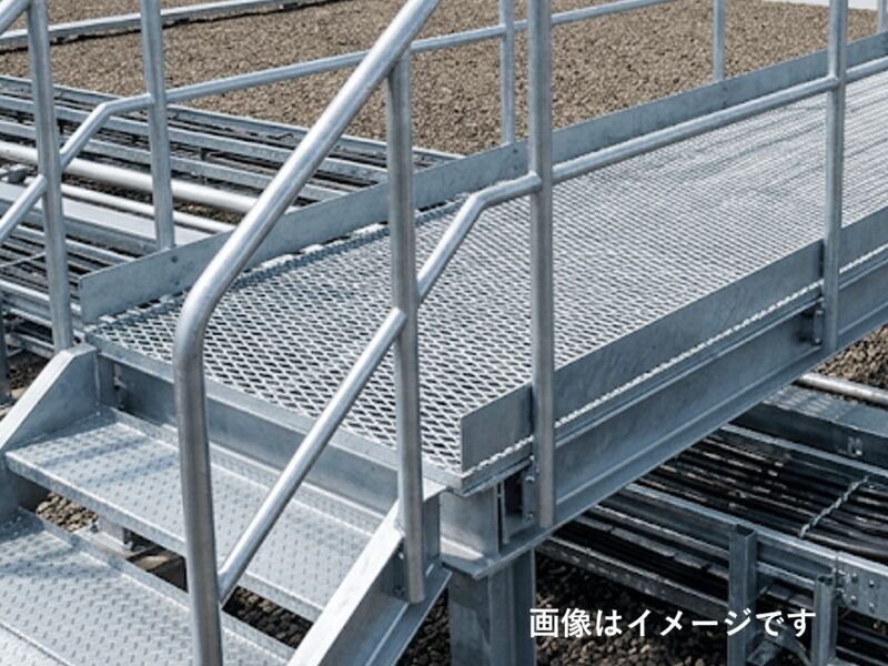 配線ダクト上の歩廊新設による安全対策工事